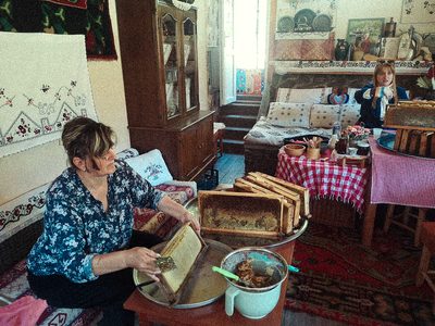 Tasting and extracting the honey, Mijakovići, 2024