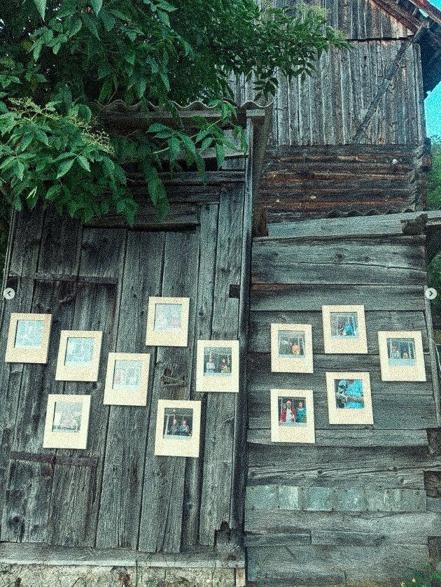 Seven prints on the door of the ćenifa