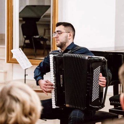 Hasan Muratovi&cacute; playing the accordion